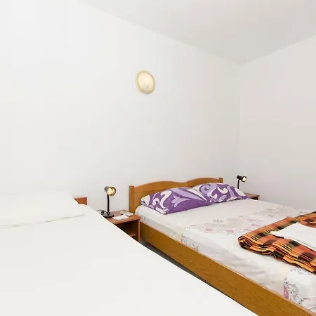 アパート And Nike *