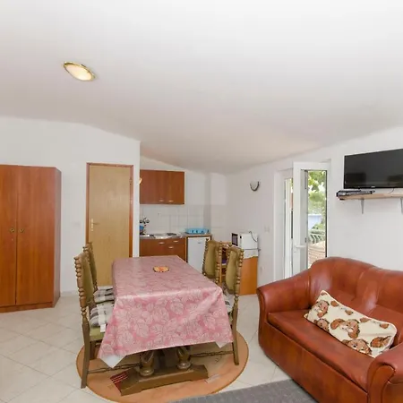 アパート And Nike *